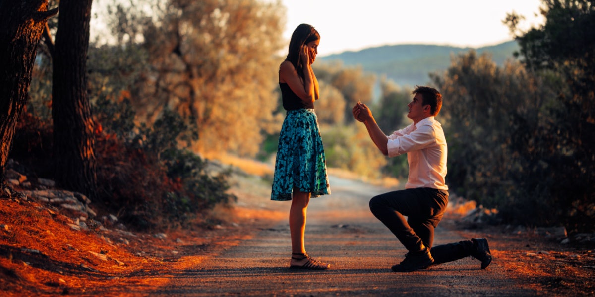 man proposing to woman