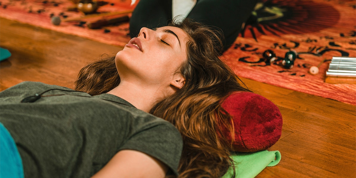 What Happened When I Tried Guided Meditation For Anxiety In A Room Full Of Strangers woman meditating
