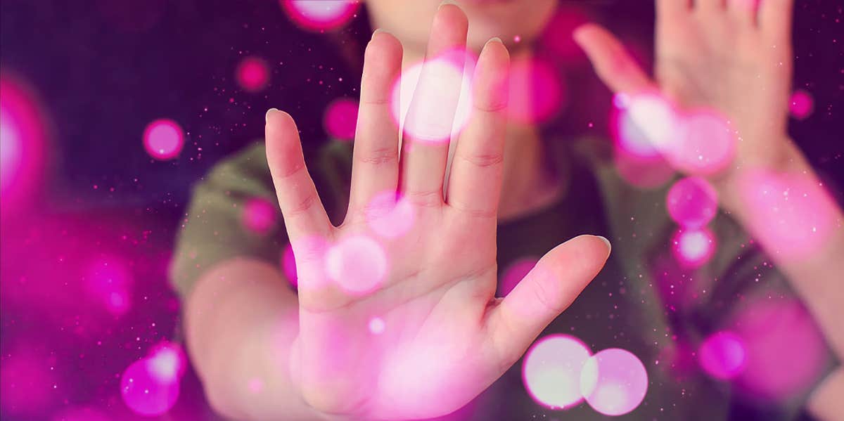 How To Use Jin Shin Jyutsu Pressure Points To Get Rid Of Pain, Nausea & Stress woman putting hand up