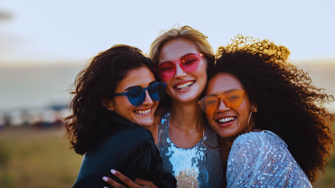 Daily Psychological Habits Of Truly Happy People friends being happy