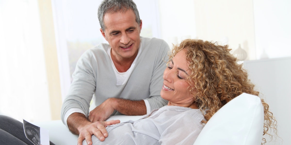 having kids after 40 pregnant woman and husband looking at sonogram