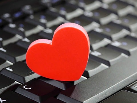 Online Dating? 6 Reasons To Make The First Move [EXPERT]