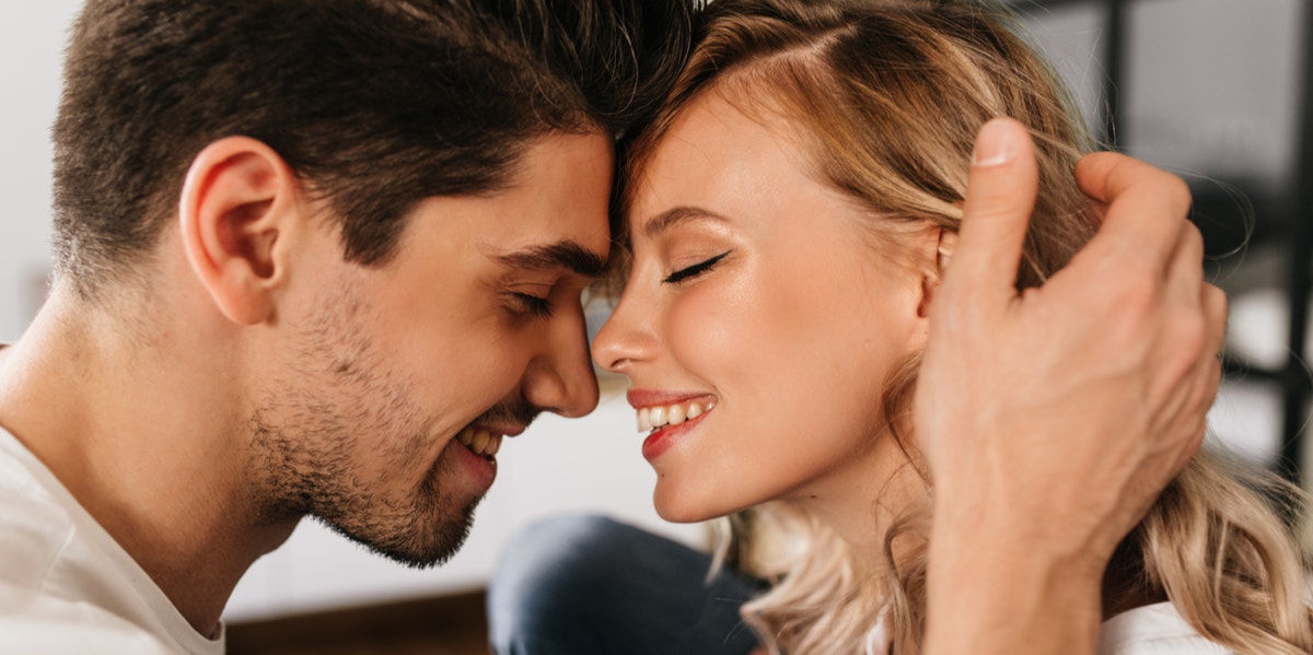 9 Proven Ways Being In Love Makes You Gorgeous happy couple