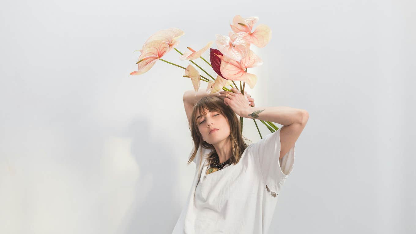 4 Tiny Habits That Will Give You 100% Life Clarity woman blooming with a decluttered mind
