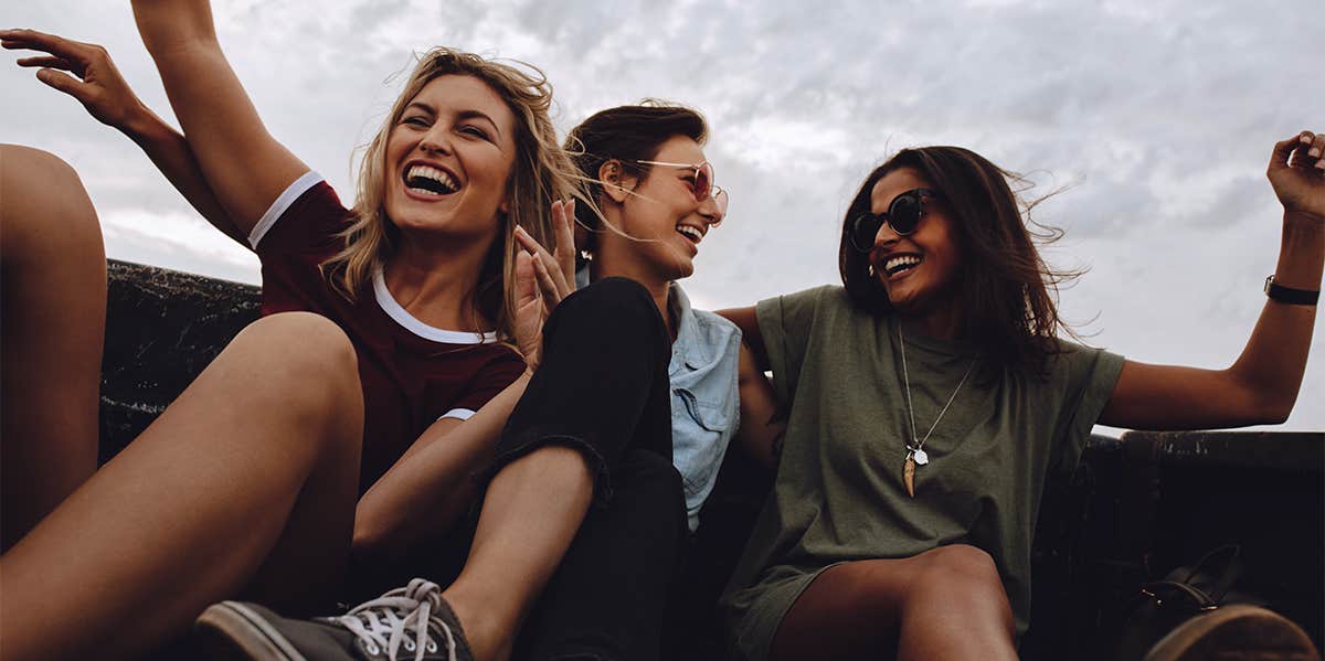 5 Ways To Make People Instantly Like You In Less Than 2 Minutes friends laughing