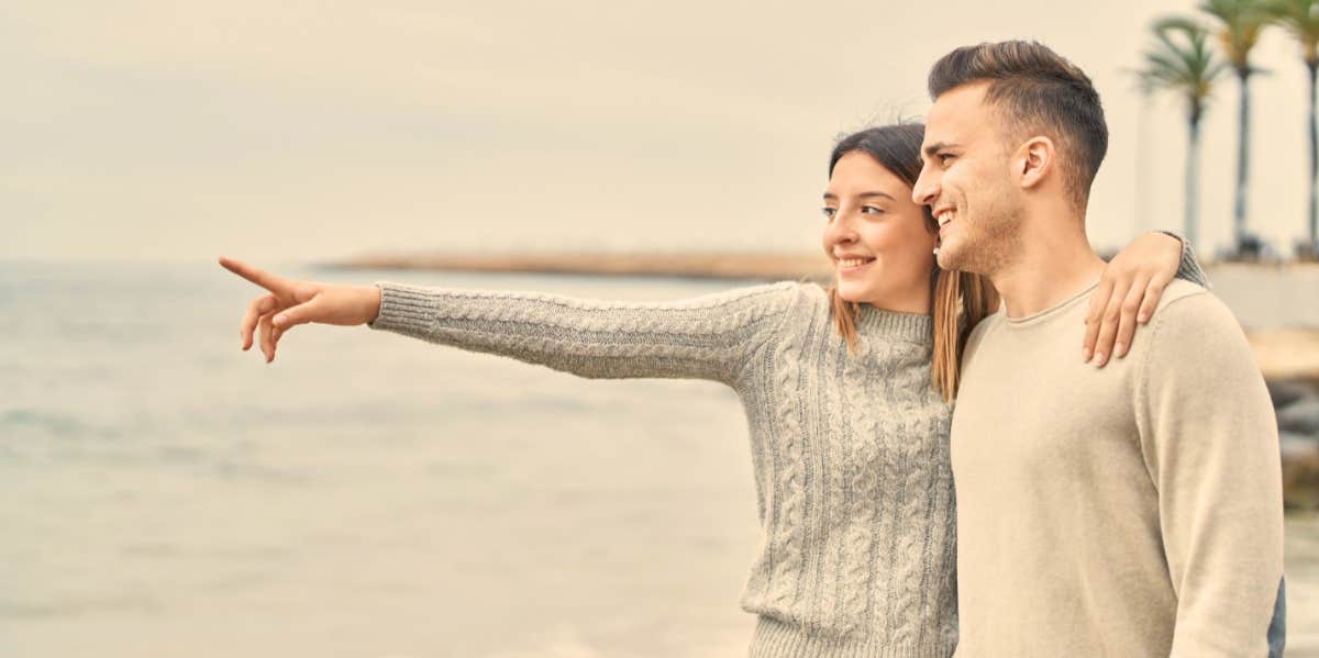 Clever Ways To Instantly End Any Argument couple pointing at ocean