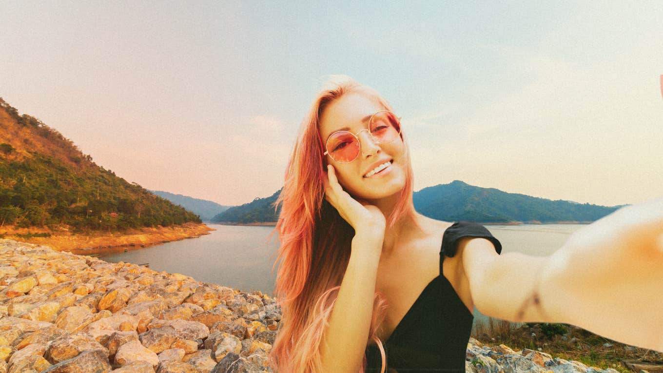 Men Go Wild For Women With These Types Of Online Dating Photos Girl taking selfie