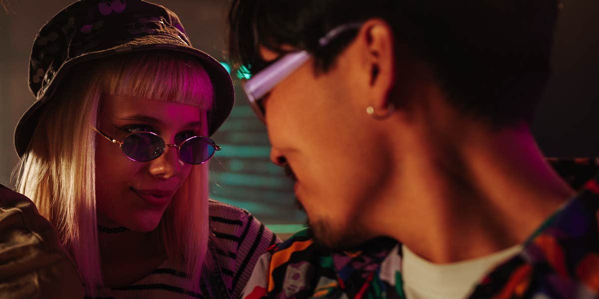 How To Tell If The Person You're Dating Is Fake As Hell young man and woman flirting