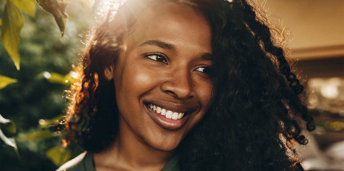 10 Ways Smart Women Choose To Be Really, Truly, Simply Happy smiling woman