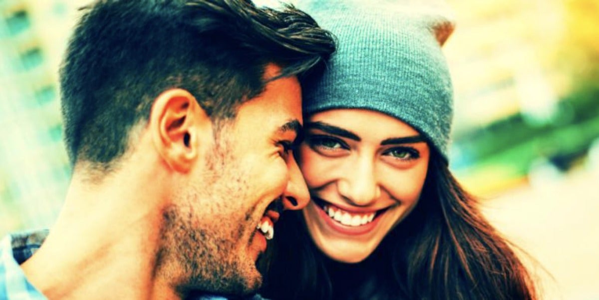 DTR Meaning: When & How To Define The Relationship happy couple smiling