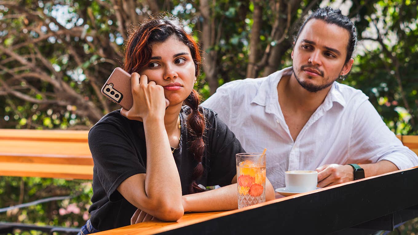 8 Tiny Red Flag Habits That Mean A Breakup Is Coming unhappy couple on date