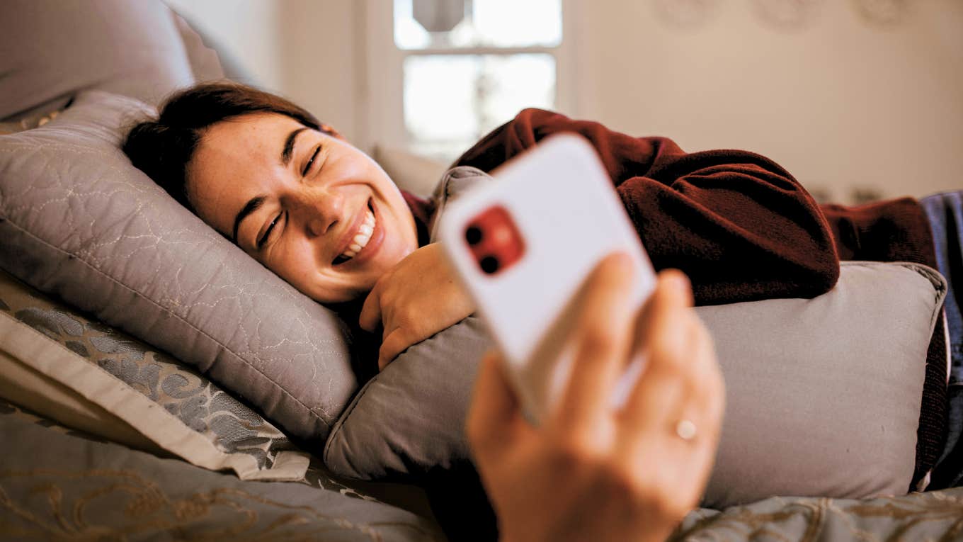 Men Go Wild For Women Who Send These 15 Little Texts Woman flirt texting