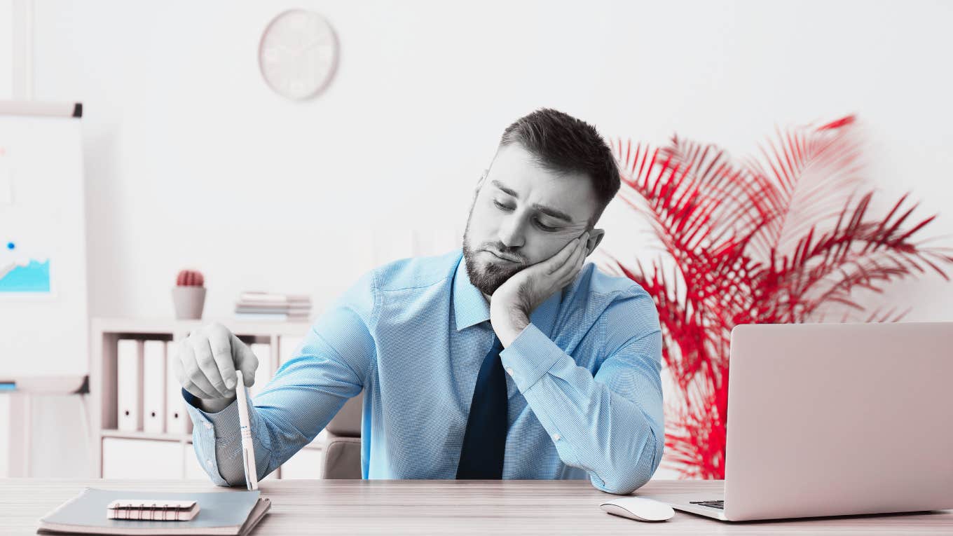 4 Things People Who Never Procrastinate Do man procrastinating