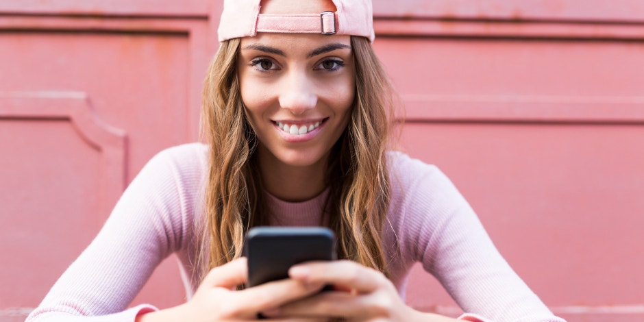 How To Text A Guy To Keep Him Interested (By Texting Like A Dude)