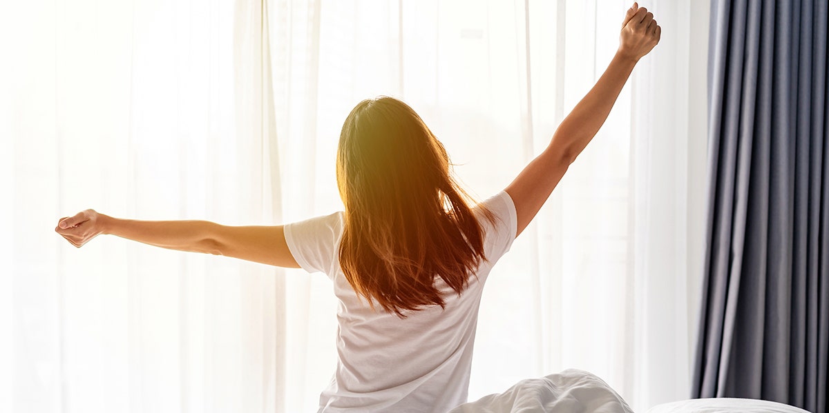 How To Wake Yourself Up: 8 Tips To Get Up On Time woman waking up