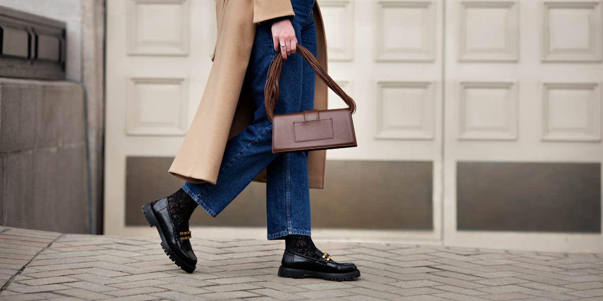 how you carry your bag says this about your personality type