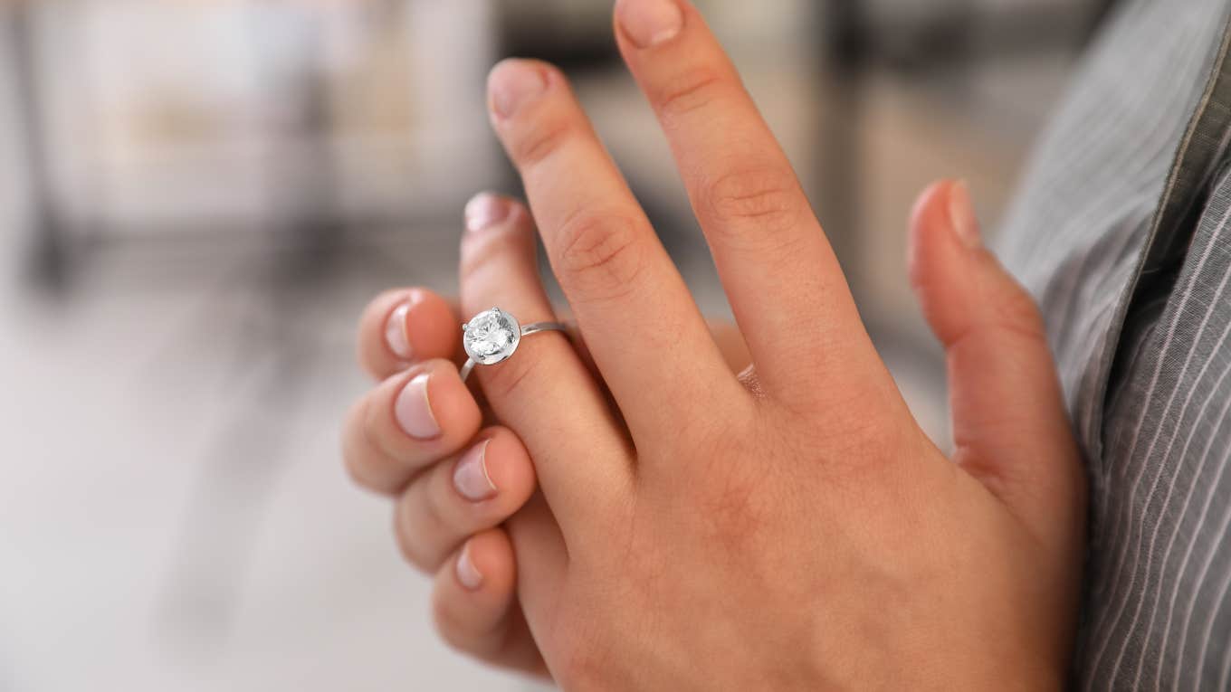 Husband Said He Cheated As A Prank & She Threw Her Rings Into The Ocean woman taking off wedding ring