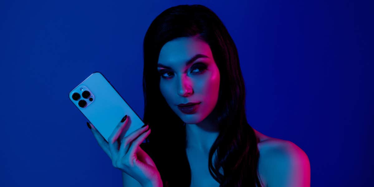 I Snooped On My Partner’s Phone — Then He Called Off Our Wedding woman on phone