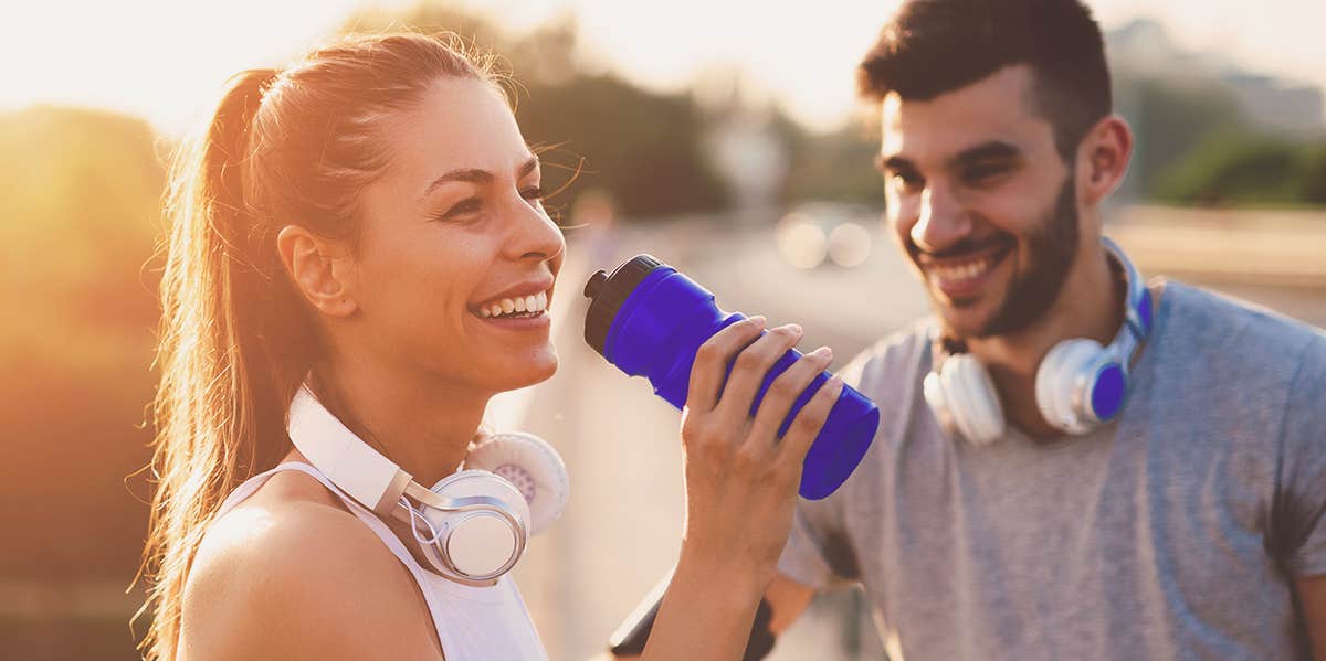 couple jugging, drinking water