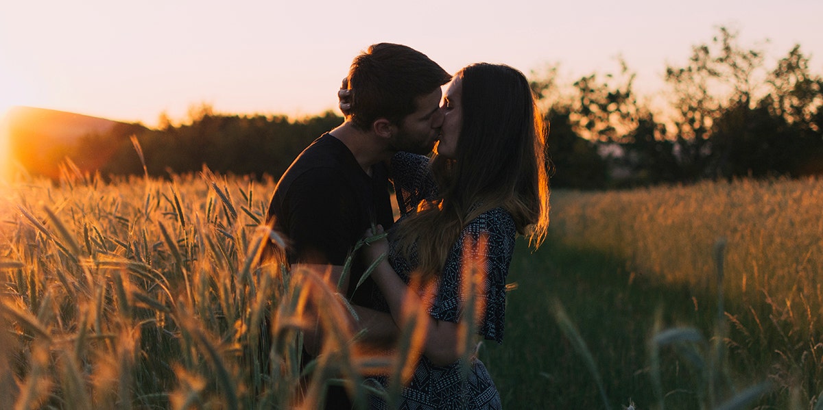 couple kissing