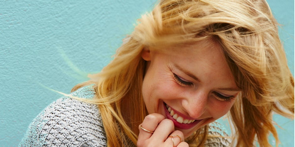 7 Subtle Ways To Flirt With Strangers (Without Looking Like A Creep) 7 Subtle Ways To Flirt With Strangers (Without Looking Like A Creep)