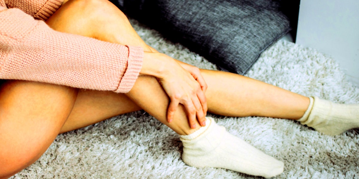 desierto ordenar Fraseología How To Get Rid Of Leg Pain & Leg Cramps During Your Period | YourTango