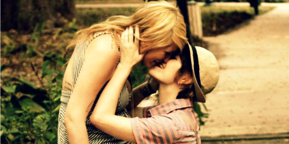 lesbians kissing