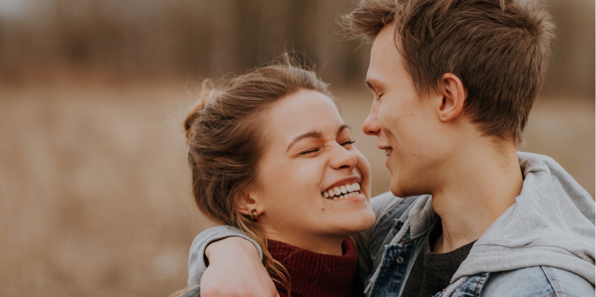 5 Levels Of Relationship Comfort I Never Want To Reach couple hugging