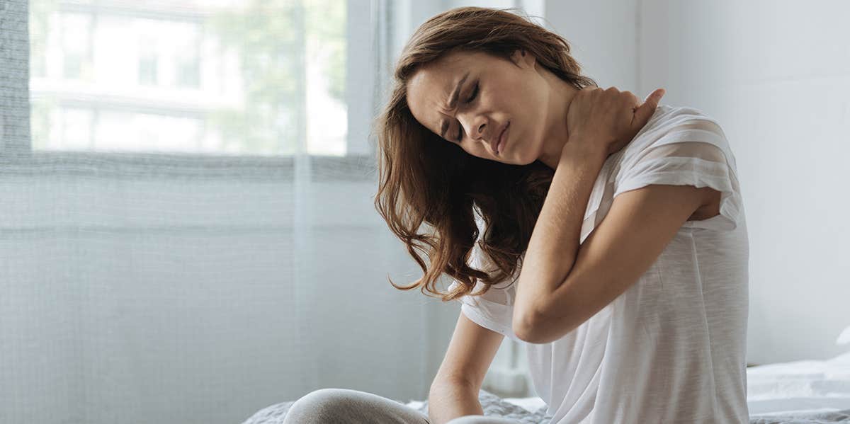 What It's Like To Live With Chronic Pain On A Daily Basis woman with chronic pain