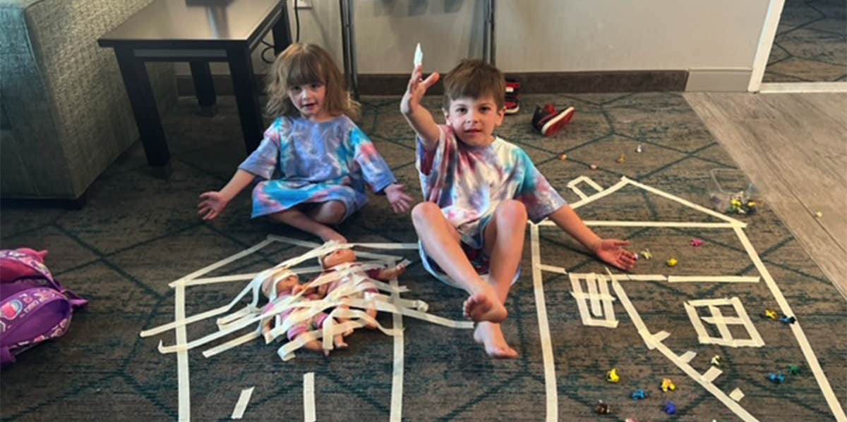 I Lived In A Hotel With My Family And Dog For 3 Months And Survived — Barely kids in hotel