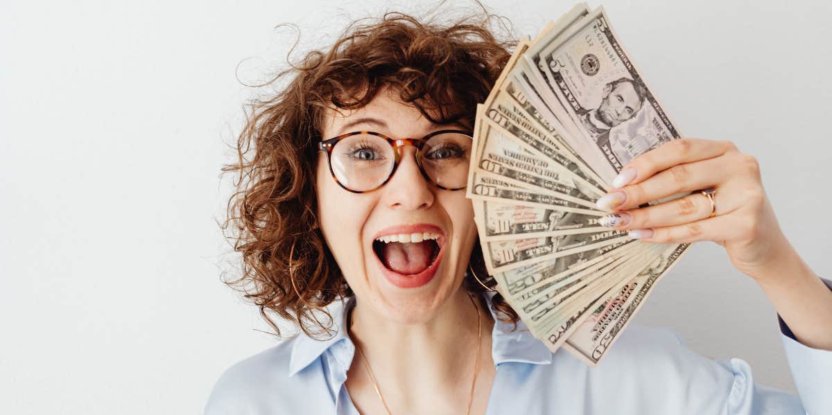 Woman Wins $140 M In The Lottery But Spends Half Of It On Her Unusual 'Addiction'-- Helping Others woman holding money