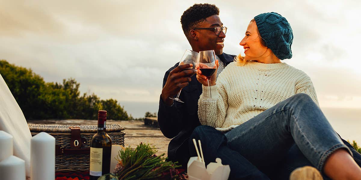 couple on romantic picnic date