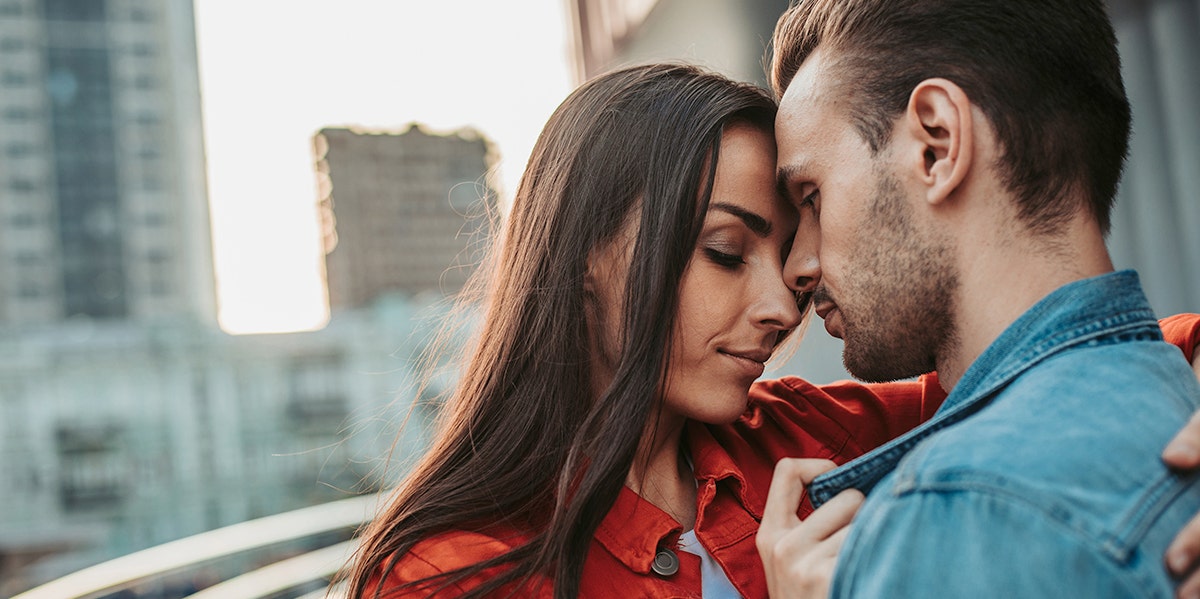What It's Really Like To Love A Narcissist couple touching heads