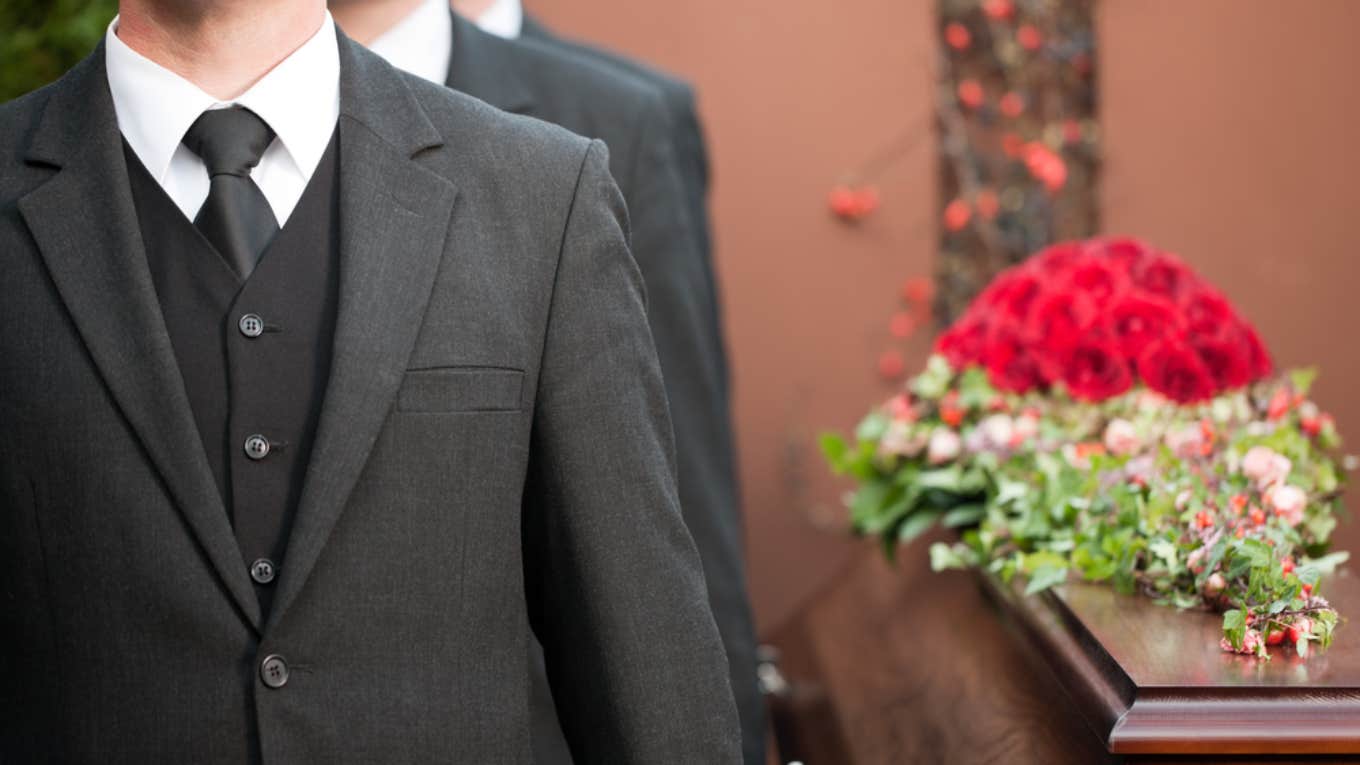 Man Kicked Out Of His Father’s Funeral For Saying He Was A Terrible Person During An Impromptu Speech father, man, funeral