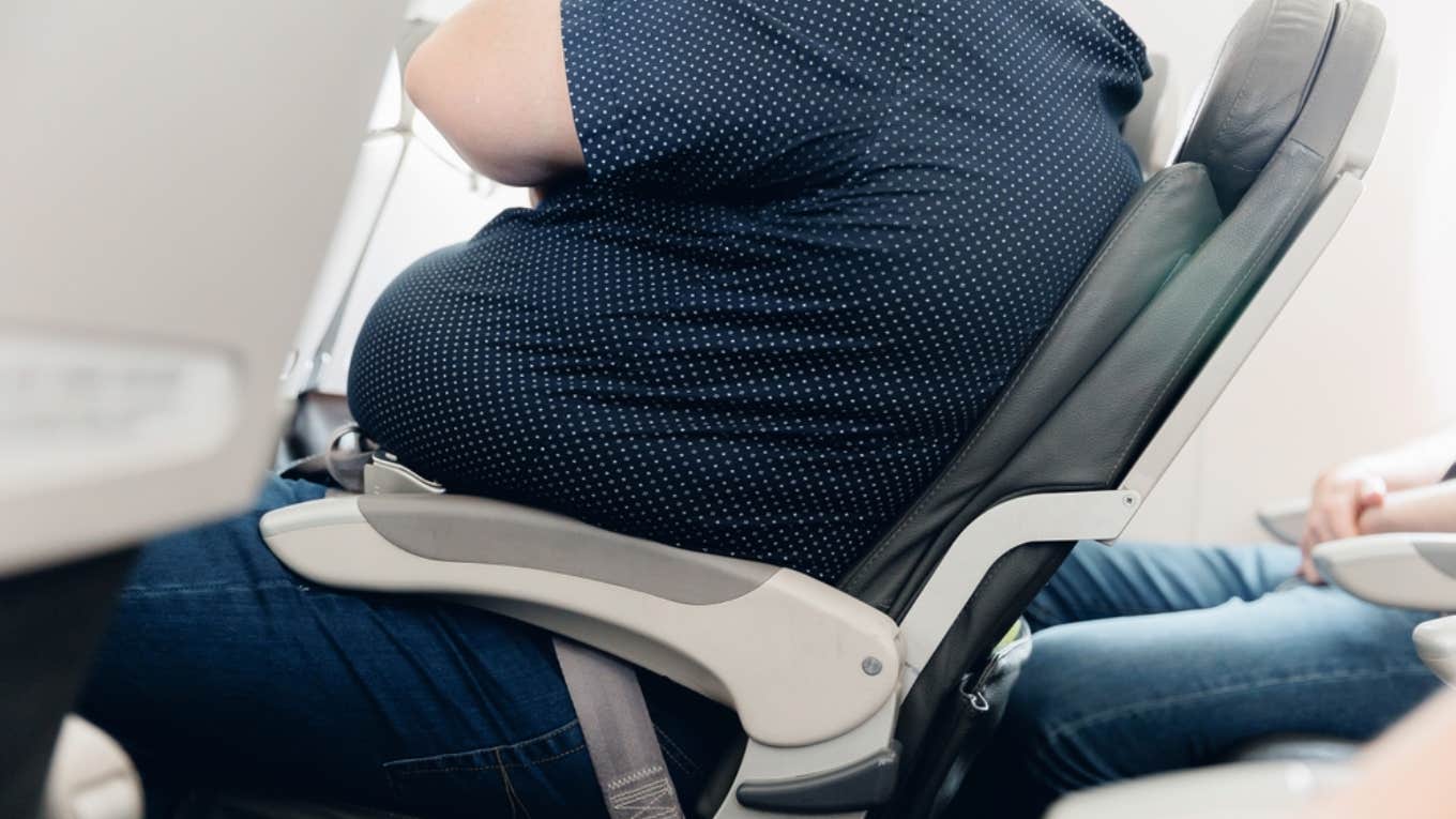 Man Forces Obese Plane Passenger Seated Next To Him To Pay Him Cash For Taking Up Half Of His Seat plane, passenger, seat, money