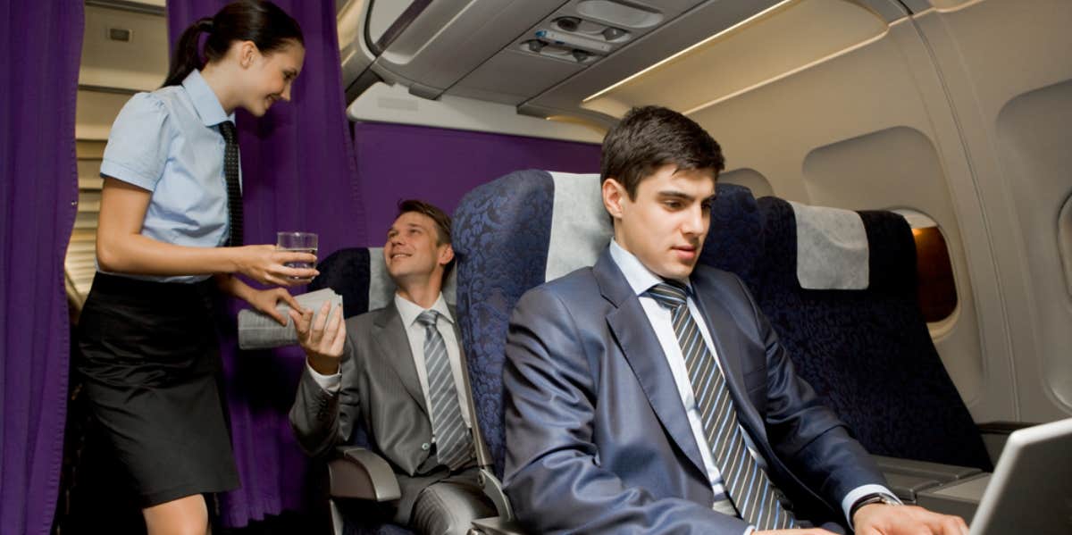 6'1'' Man Spends Entire Flight Kicking The Back Of Woman's Seat After She Sat In His Assigned Seat & Refused To Move man, plane, flight attendant