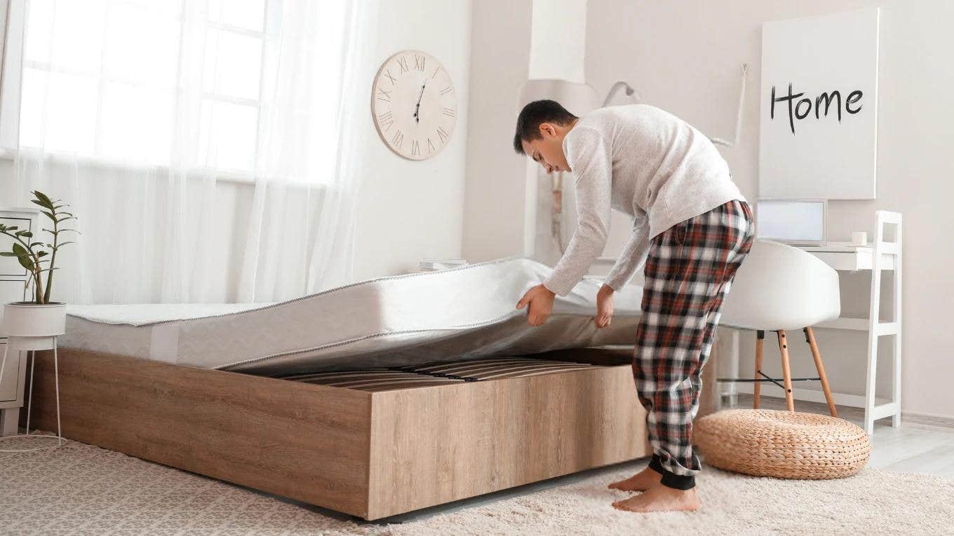 Man Vacuumed His Mattress To See What He Has Been Sleeping On man lifting mattress