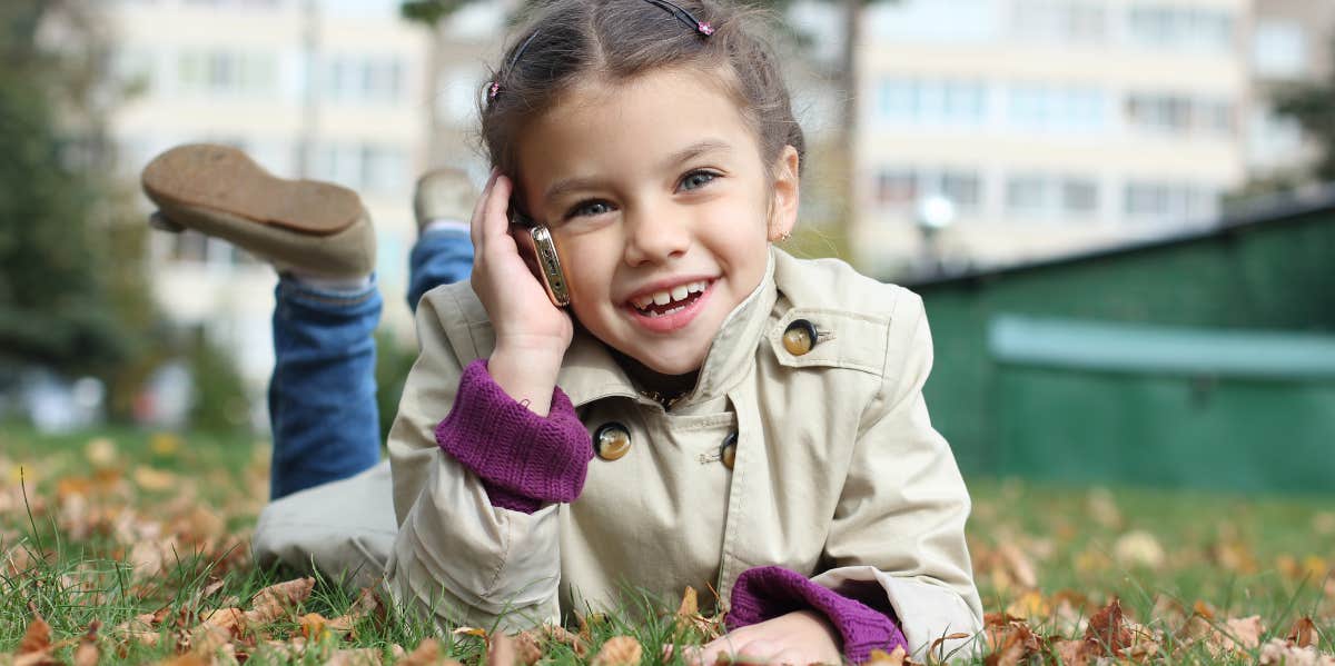 grandmother-gives-6-year-old-a-smart-phone-without-asking-her-parents