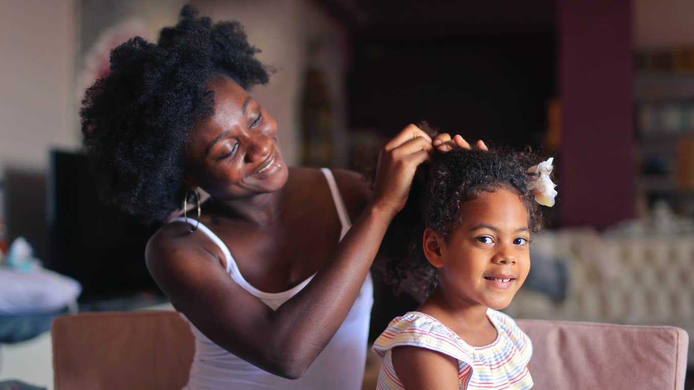 After A Mean Kid Says A Little Girl’s Hair Looks Like Worms, Her Mom Does A Stunning Job Making Her Feel Beautiful Again — Inside & Out mom doing her daughter's hair