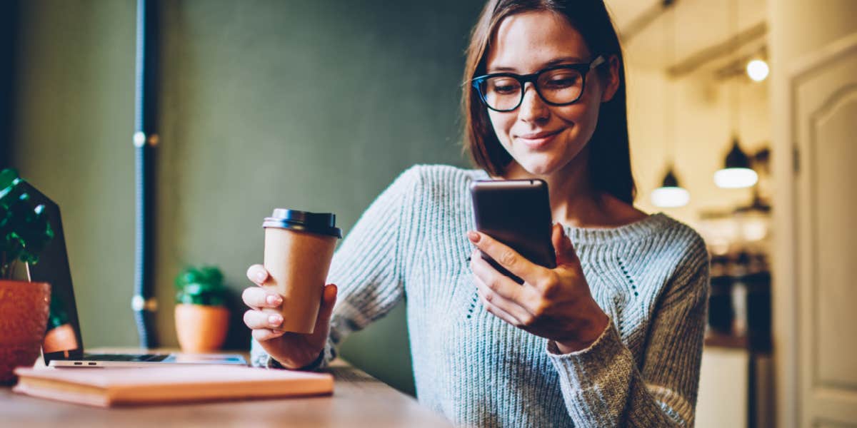 woman multitasking at a cafe