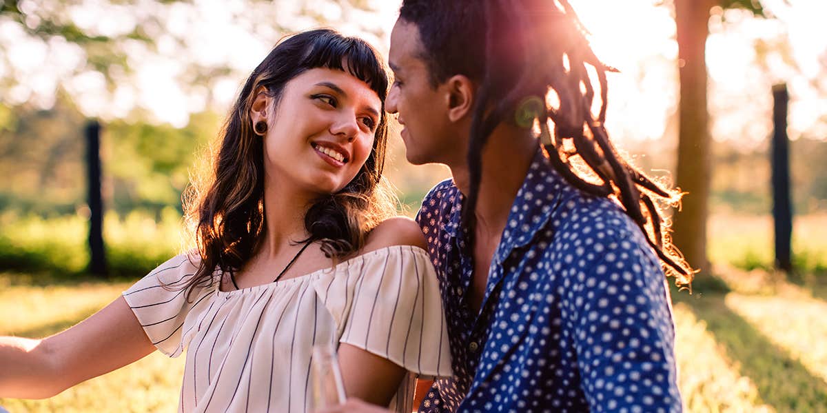 3 Traits Men Possess That Unfailingly Attract Women smiling couple hanging out