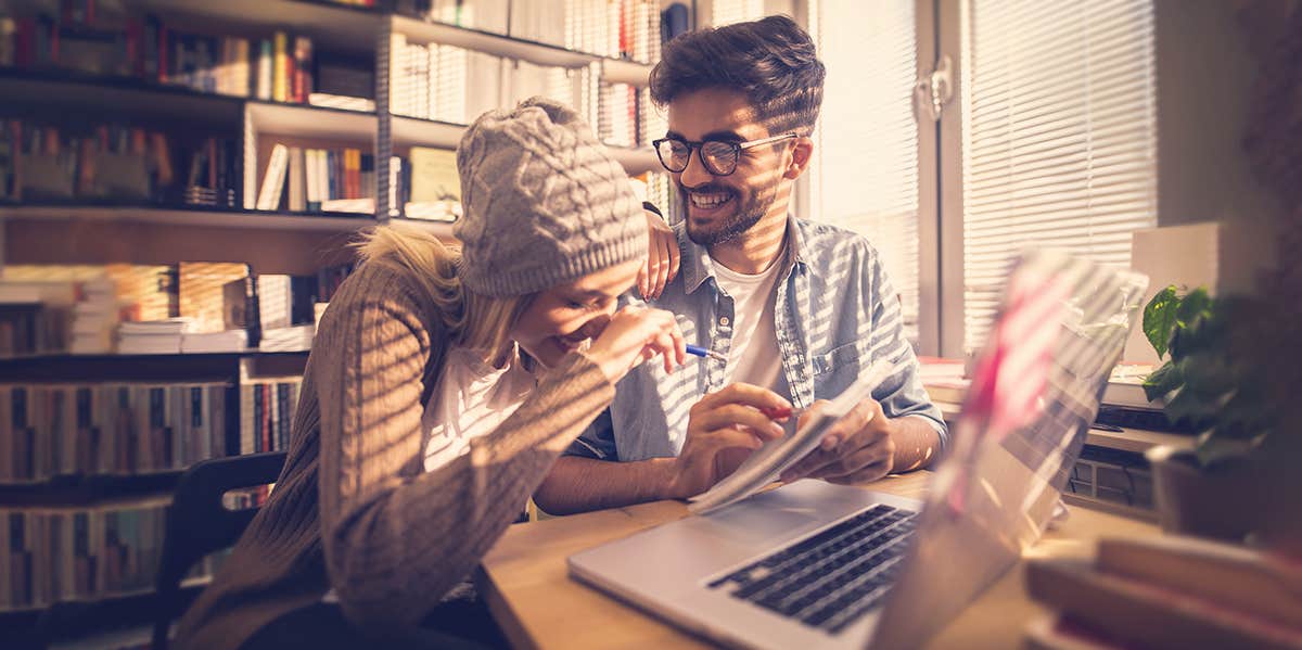 Men Who Marry Intelligent Women Avoid Dementia, Says Study couples using laptop