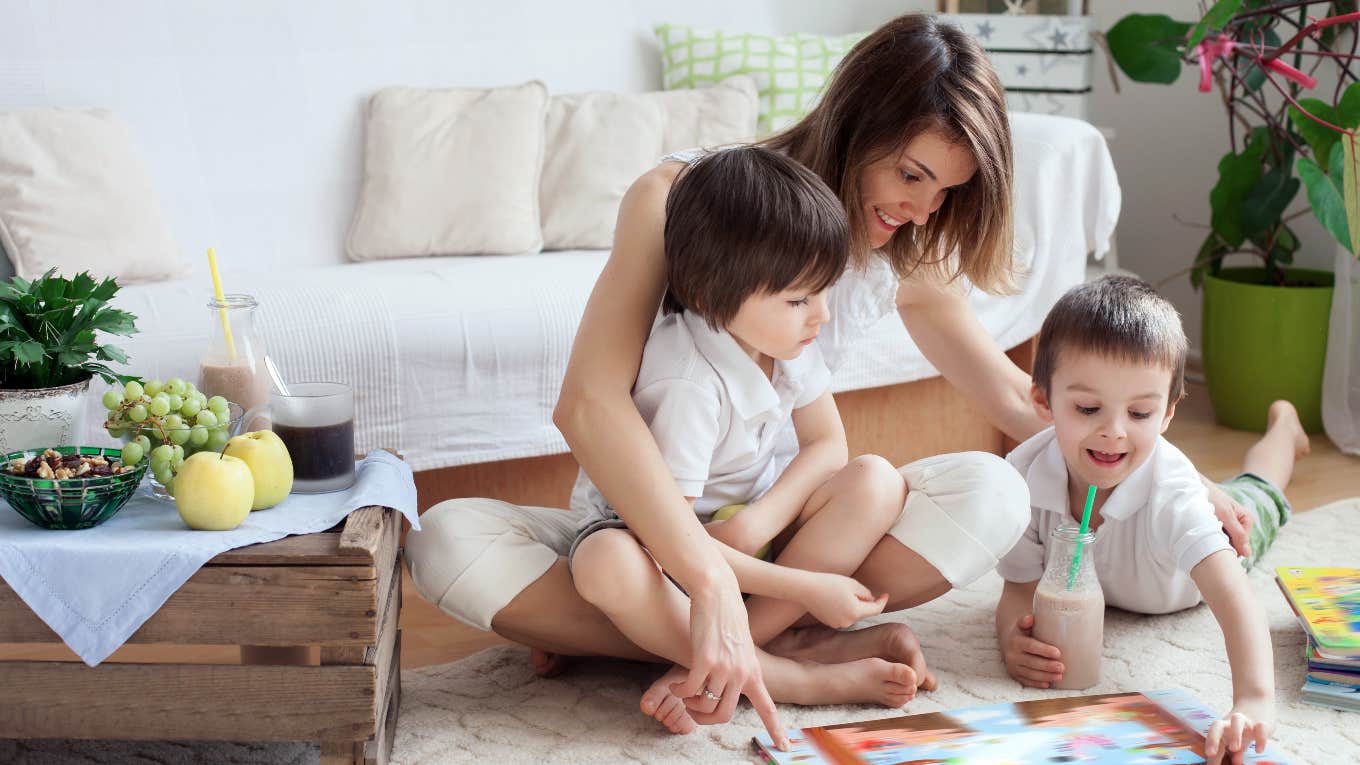 mom entertaining children