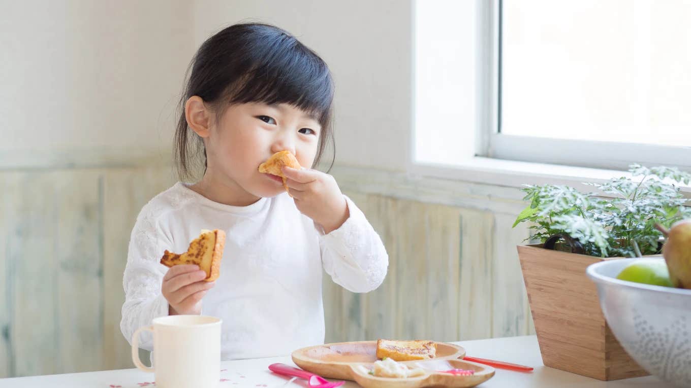 Mom Forbids Babysitter From Giving Son Processed Snacks, So She Quits kid eating a snack