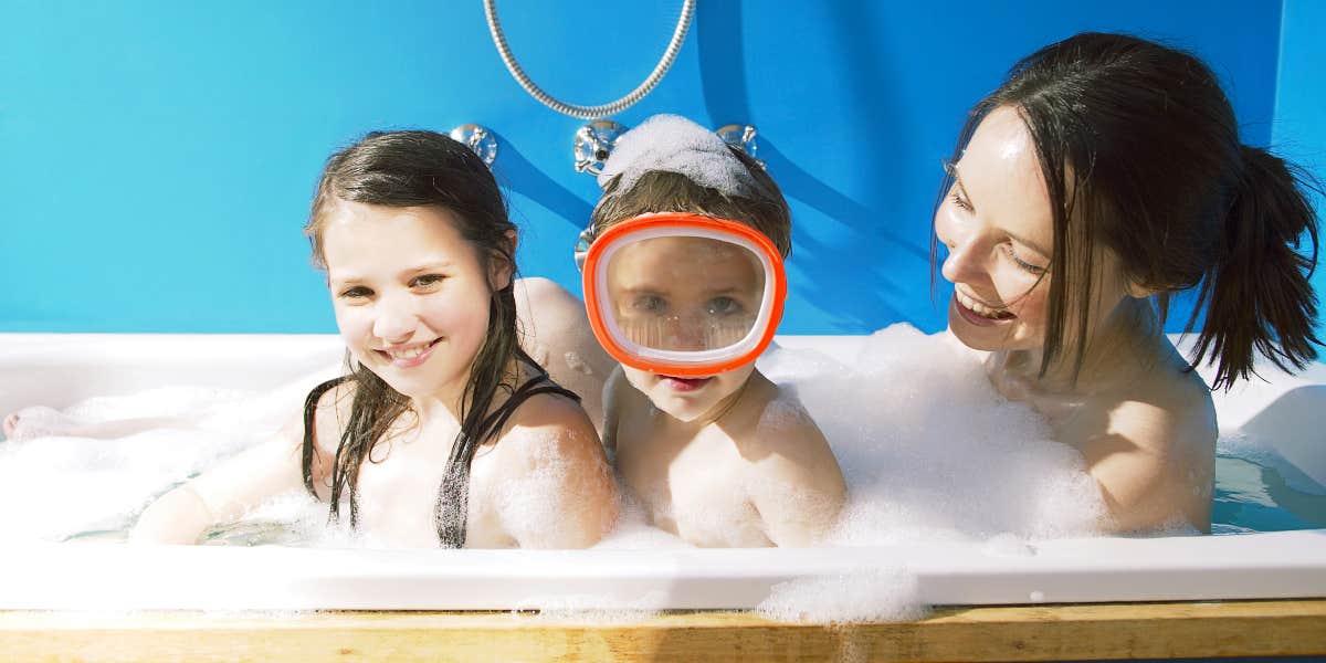 Woman Kicks Mother-In-Law Out Over Disgusting Comments About Bathing Kids Together Mom in bath with kids