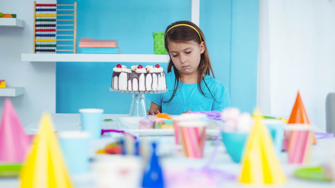 A Mom Rented Out The Whole Gym For Her Daughter’s Birthday Party And No One Showed Up — Despite RSVPing Yes Girl alone at birthday party