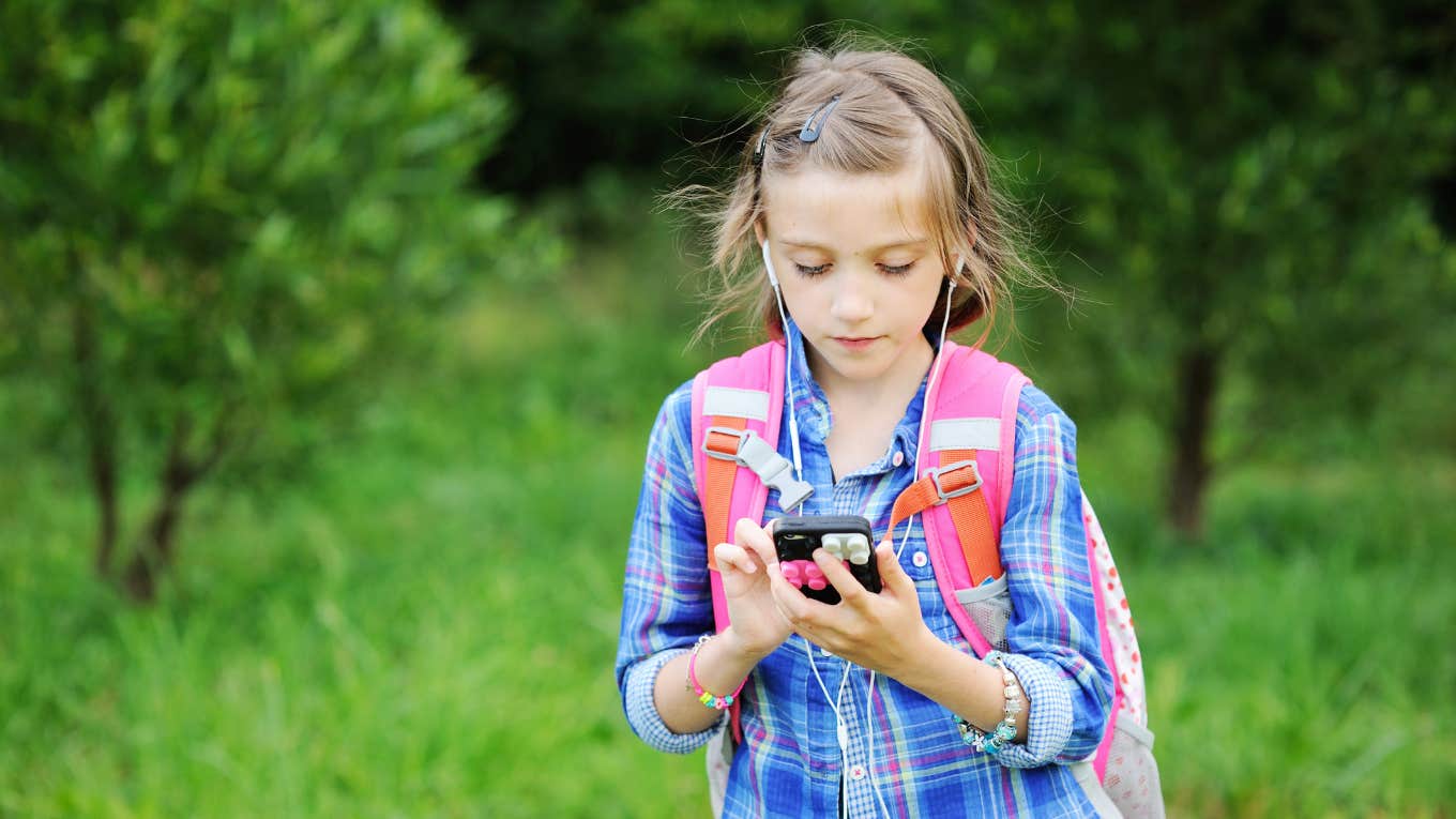 Mom Says 6th Grade Teacher Sends Texts To Her Little Girl Saying 'Good Morning' & 'Sweet Dreams' sixth grade girls reading texts