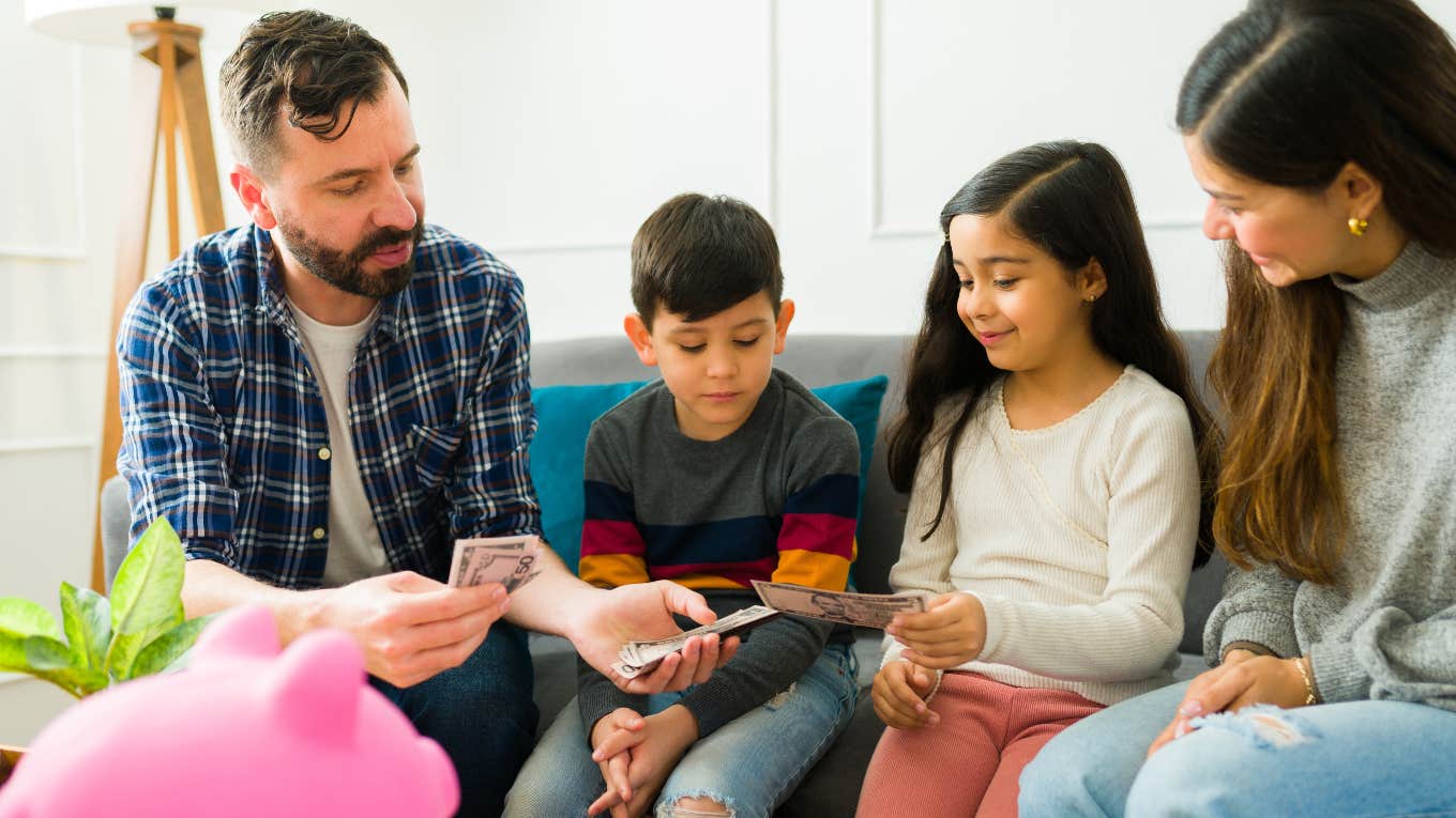 parents teaching their kids financial responsibility 