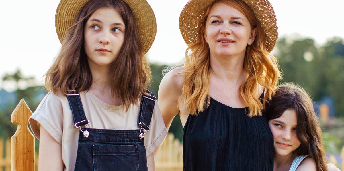 Single Mom Struggling To Pay Rent Says Teens Won't Share A Room Or Babysit Their Little Sister Mom with teen and younger daughter