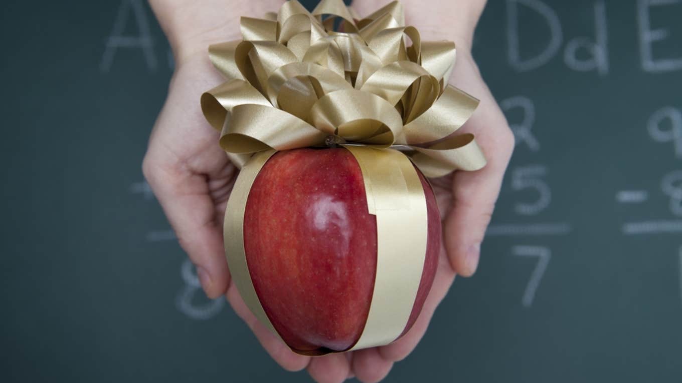Teachers Praise A Mom’s $85 ‘Teacher Gift’ Idea But Other Parents Lash Out At Her teacher, gift, holidays, students